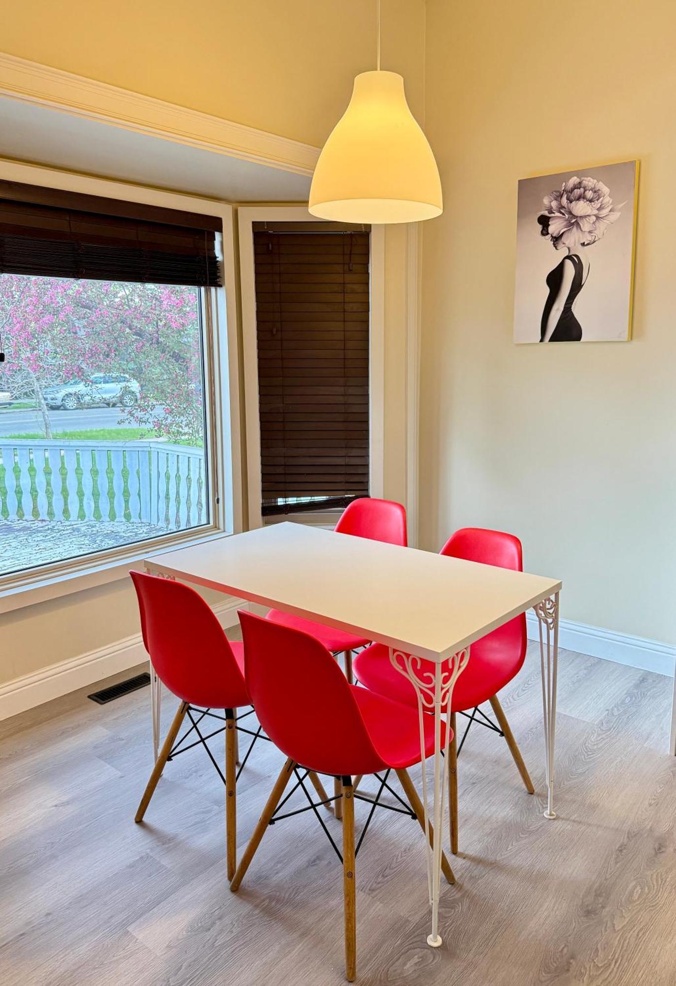 Gorgeous House&30 Second Bus Station Close C-Train& Free Parking YYC 외부 사진